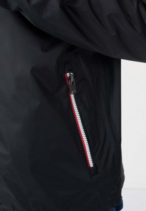 Chaqueta impermeable negra con un bolsillo lateral con cremallera blanca contrastante y detalles en rojo, tela texturizada y un dise�ño moderno.