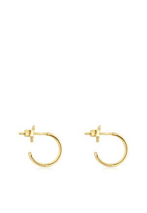 Orecchini a cerchio in oro con un design liscio e arrotondato, dotati di una chiusura a perno sicura. La superficie è lucida e presenta una qualità riflettente sottile.