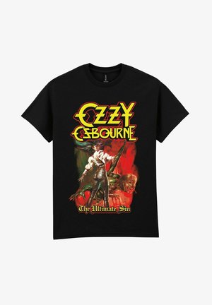 Camiseta negra con el texto atrevido en amarillo "Ozzy Osbourne", que presenta a una mujer vestida de blanco y cuero en medio de un fondo monstruoso y rojo de fuego, titulada "El Pecado Supremo".