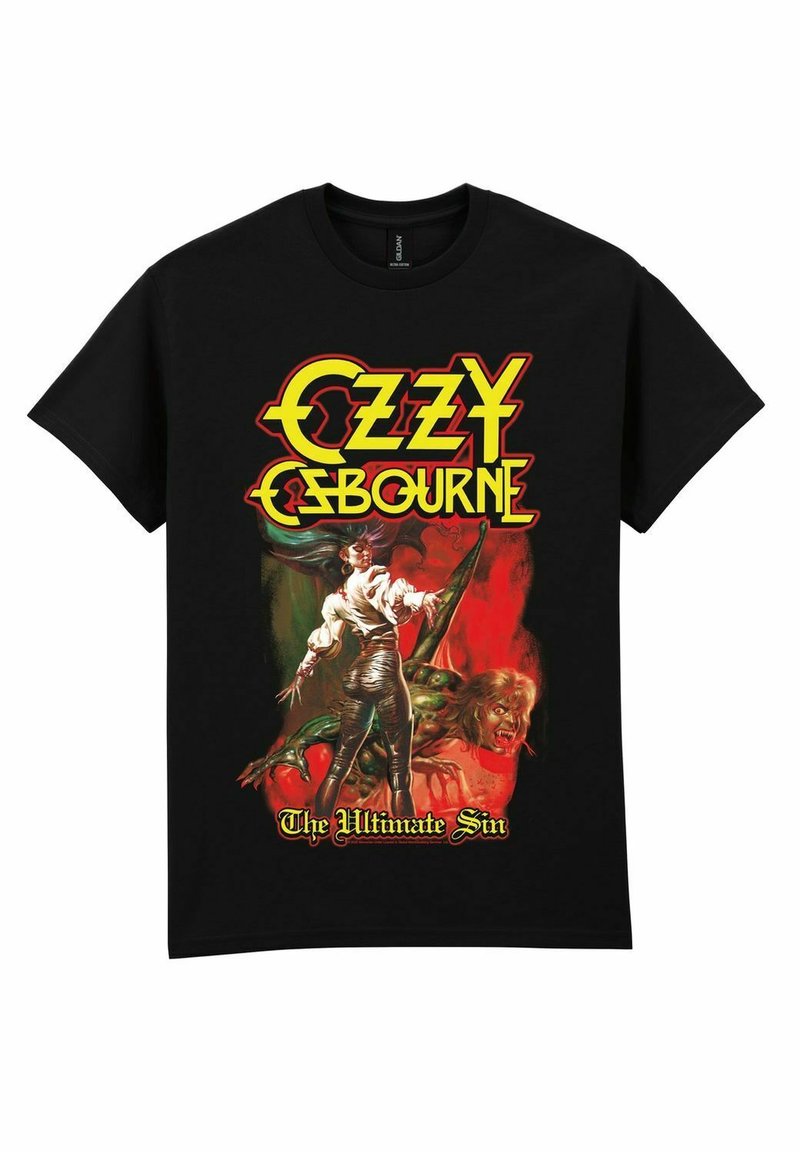 Camiseta negra con el texto atrevido en amarillo "Ozzy Osbourne", que presenta a una mujer vestida de blanco y cuero en medio de un fondo monstruoso y rojo de fuego, titulada "El Pecado Supremo".