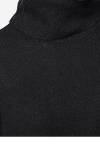 Maglione a collo alto nero realizzato in morbido tessuto a maglia, con colletto a coste e superficie testurizzata. Vista ravvicinata del materiale.