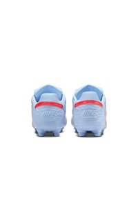Kék szintetikus focicipők, texturált felsőrésszel, piros részlettel a saroknál, valamint a Nike logó dombornyomott hátul.