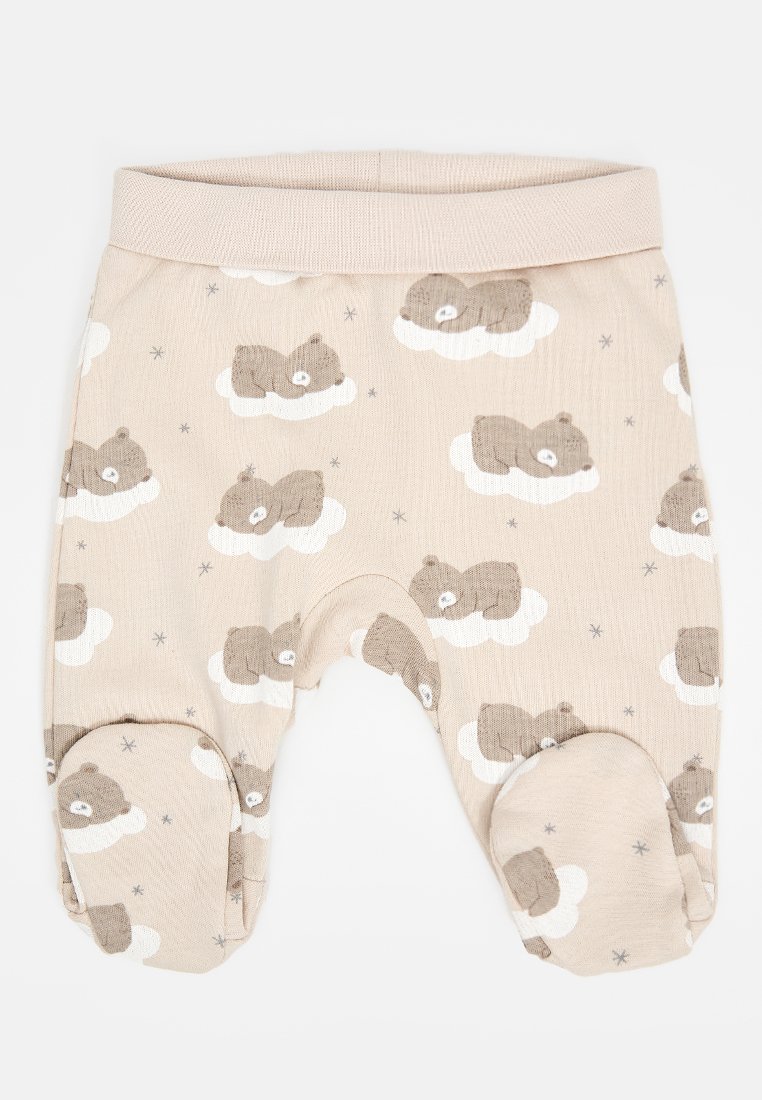 Leggings de bebé en color beige con un estampado de ositos y nubes, fabricados en un tejido suave, con una cintura elástica y diseño con pies que cuentan con secciones de punta redondeada.