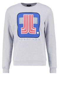 Sudadera gris con cuello redondo, que presenta un diseño gráfico audaz en azul y rojo, incluyendo el texto "MARATHON" y formas abstractas.