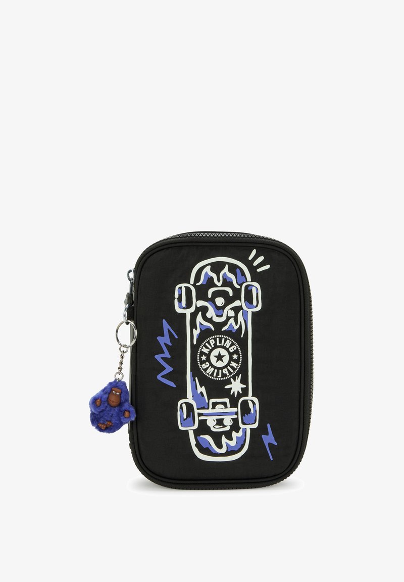 Custodia nera con zip che presenta un grafico di skateboard in bianco e blu, con un portachiavi a forma di scimmia pelosa blu attaccato.