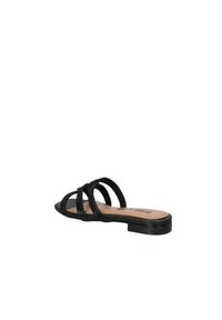 Sandalo ciabatta nero con tre cinturini intrecciati, suola piatta e texture liscia. La soletta è di colore beige chiaro con il marchio.