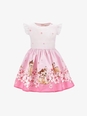 Abito di cotone rosa con maniche corte a volant, caratterizzato da motivi floreali e stampe di cerbiatti dei cartoni su uno sfondo rosa.
