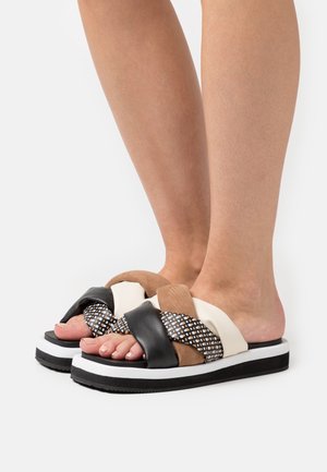Mehrfarbige Slidesandalen mit strukturierten, gewebten Riemen in Schwarz, Braun und Creme, mit einem gemusterten Akzent und einer weißen Plateausohle.