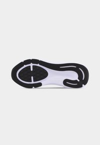 Σόλα παπουτσιού με μαύρα ελαστικά σχέδια σε λευκή βάση, που διαθέτει υφασμένες περιοχές λαβής για πρόσφυση και ευκαμψία.