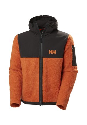 Chaqueta de forro polar naranja con capucha de nailon negro y panel superior, con cremallera frontal y bolsillos laterales, y un logo en relieve en el pecho.