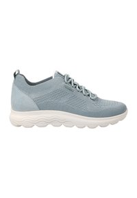 Sneaker azzurri chiari con tomaia in mesh traspirante, dettagli in suede e suola in gomma bianca con un motivo a onde per una maggiore flessibilità.