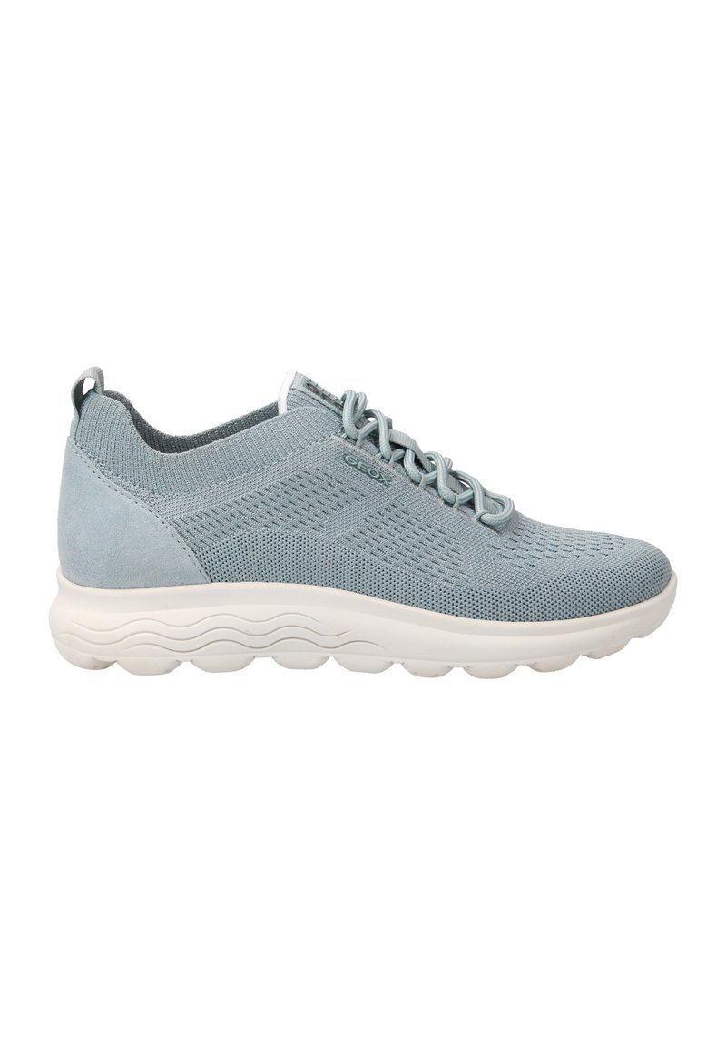 Sneaker azzurri chiari con tomaia in mesh traspirante, dettagli in suede e suola in gomma bianca con un motivo a onde per una maggiore flessibilità.