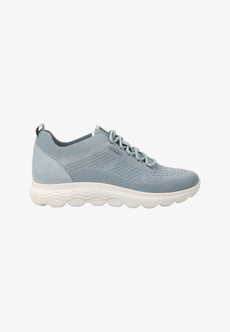 Helle blaue Sneakers mit einem atmungsaktiven Obermaterial aus Mesh, Suede-Akzenten und einer weißen Gummi-Außensohle mit Wellenmuster für Flexibilität.