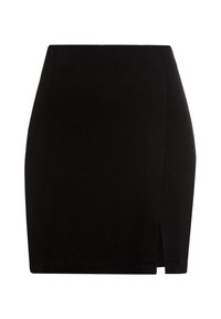 Mini-jupe noire en tissu doux, dotée d'une fente sur le côté pour une touche de détail, avec une texture lisse et un design simple et épuré.