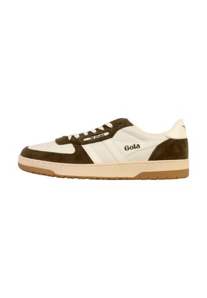 Baskets blanches avec des accents en daim marron, lacets plats et semelle en caoutchouc. Présente un logo Gola. Le cuir lisse contraste avec le daim texturé.