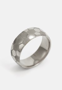 Anel met�álico com acabamento metálico, apresentando um padrão hexagonal. Textura lisa com secções contrastantes entre superfícies mate e brilhantes.