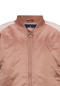 Roze satijnen bomberjack met geribde kraag, een rits aan de voorkant en geborduurd logo. Voorzien van crèmekleurige schouderpanelen en gouden hardware.