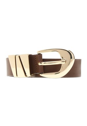 Ceinture en cuir marron avec une grande boucle dorée brillante et deux passants dorés assortis sur fond blanc.