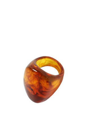 Massiver, durchscheinender Harzring in bernsteinfarbener Farbe mit wirbelnden Mustern und breitem Band vor weißem Hintergrund.