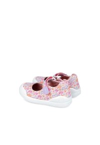 Zapatos para niñas con un patrón de estrellas de mar en rosa y naranja. Parte superior de tela suave, punta redonda y suela de goma blanca. Correa de velcro para facilitar el uso.