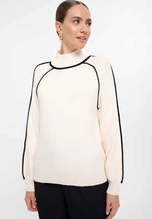 Maglione rosa chiaro a maglia con colletto alto, dettagli neri lungo le cuciture e polsini a costine. Texture morbida, vestibilità comoda e maniche lunghe.