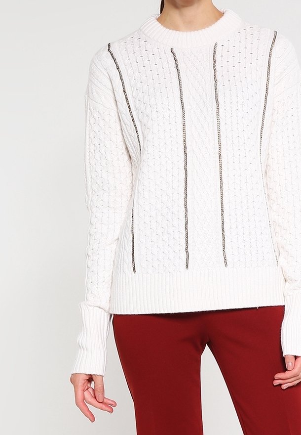 Weißer Strickpullover mit erhöhten Zopf- und Rautenmuster, ausgestattet mit gerippten Bündchen und Saum, ergänzt durch vertikale Linien aus metallischem Faden.