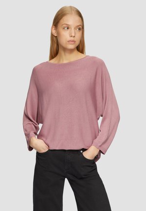 Losse lange mouw top in zachte mauve brei, met een brede halslijn en geribde manchetten, gecombineerd met zwarte broek.