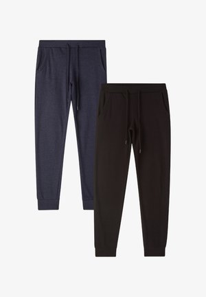 Due paia di pantaloni jogger: uno in blu scuro e uno in nero, con vita elastica, lacci di regolazione e tasche laterali. Texture del tessuto liscia.