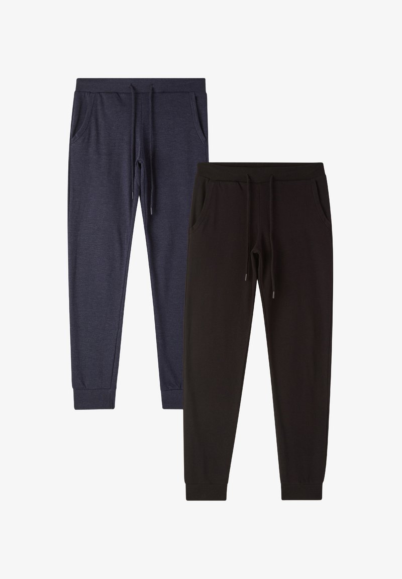Dwie pary spodni dresowych: jedna w ciemnoniebieskim kolorze, a druga w czarnym, z elastycznymi pasami, sznurkiem do regulacji i kieszeniami bocznymi. Gładka faktura materiału.