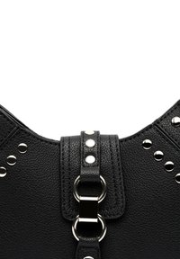 Borsa a mano in pelle nera con superficie texturizzata, borchie argentate e una fibbia metallica rettangolare con anello di attacco.