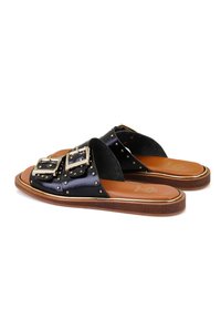 Sandales noires à glissière avec deux grandes boucles en or, accents cloutés, tige en cuir et semelle intérieure rembourrée marron. Semelle en caoutchouc légère.