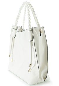 Witte leren tote bag met gevlochten handvatten, gouden hardware-accenten en zwarte bies. Zachte, gestructureerde oppervlakte met een ruime indeling.