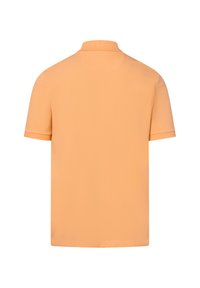 Korte mouwen polo shirt in lichtoranje, gemaakt van gladde stof met een klassieke kraag en een ontspannen pasvorm, zonder zichtbare patronen of versieringen.
