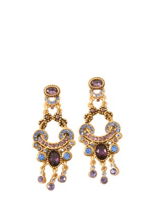Pendientes de candelabro en tono dorado con gemas moradas y azules dispuestas en patrones intrincados y con detalles colgantes de cuentas.