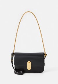 Svart läderhandväska med en guldkedjerem, som har en vikbar klaff och en glänsande guldfärgad låsdetalj framtill.