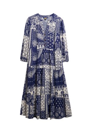 Blå og hvid mønstret kjole med V-udskæring, lange ærmer, knaplukning og en flerlaget nederdel med forskellige blomster- og paisleymønstre.