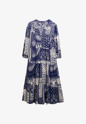 Blå og hvid mønstret kjole med V-udskæring, lange ærmer, knaplukning og en flerlaget nederdel med forskellige blomster- og paisleymønstre.