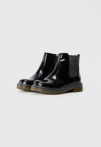 Bottines en cuir verni noir avec panneaux élastiques sur les côtés, bout arrondi et semelle en caoutchouc robuste. Présente un accent texturé sur les côtés.