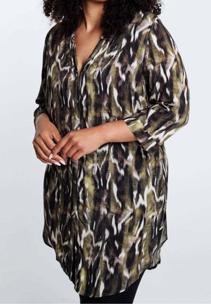 Camicia in tessuto leggero con un motivo astratto verde, nero e bianco, maniche lunghe e apertura con bottoni, dal taglio rilassato.