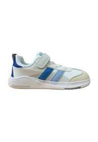 Zapatillas blancas con rayas azul claro y azul oscuro, materiales de cuero y malla, correa de velcro y suela de goma texturizada.