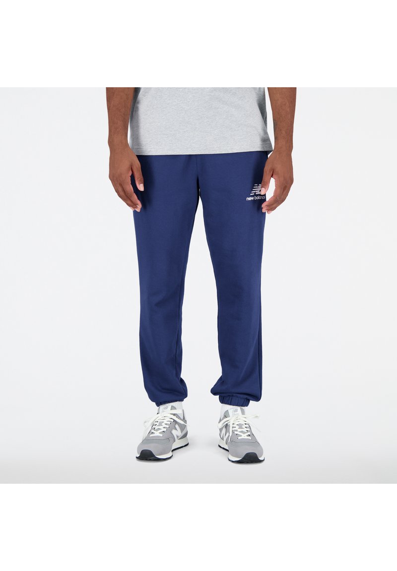New Balance ESSENTIALS STACKED LOGO Tracksuit bottoms nb navy/blue