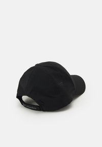 Czarna czapka z lekkiego materiału, z zakrzywionym daszkiem, panelami wentylacyjnymi z siatki i regulowanym paskiem z tyłu.