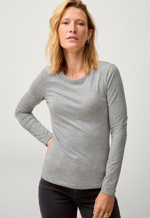 Grijze longsleeve t-shirt in een zachte katoenmix, met een ronde halslijn en een slanke pasvorm, voorzien van subtiele textuur en zonder zichtbare patronen.