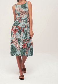 Floral Sommerkleid mit einem hellblauen Hintergrund, pinken und roten Blumen, grünen Blättern und einer taillierten Passform. Schulterfreie Gestaltung.