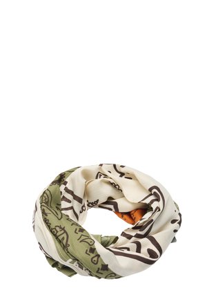 Lekki szalik skręcony w pętlę, w zielone, kremowe i pomarańczowe sekcje z abstrakcyjnymi czarnymi wzorami linii.