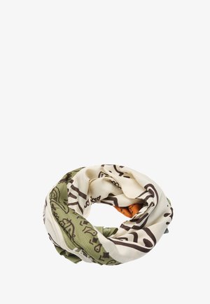 Lekki szalik skręcony w pętlę, w zielone, kremowe i pomarańczowe sekcje z abstrakcyjnymi czarnymi wzorami linii.