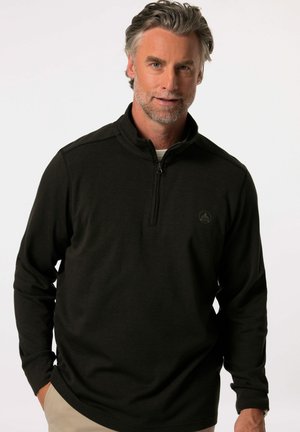Sort hættepullover med lynlås og lange ærmer, lavet af tekstureret stof med ribbet design. Funktioner inkluderer en lynlåsekrave og et lille logo på brystet.