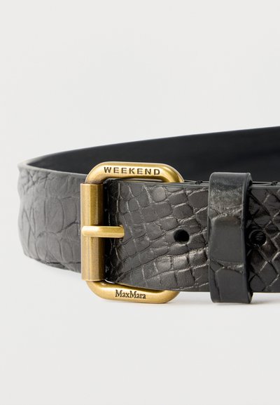 Μαύρη ζώνη από δέρμα με υφή κροκόδειλου, με χρυσή πόρπη χαραγμένη με τις λέξεις "WEEKEND" και "MaxMara", εμφανίζοντας τις τρύπες της ζώνης και την θηλιά.