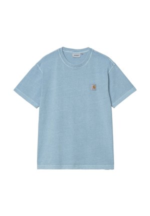 Camiseta de algodón de color azul claro con cuello redondo y mangas cortas. Presenta un parche de logo cuadrado en el lado izquierdo del pecho y costuras visibles.