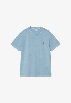 Camiseta de algodón de color azul claro con cuello redondo y mangas cortas. Presenta un parche de logo cuadrado en el lado izquierdo del pecho y costuras visibles.